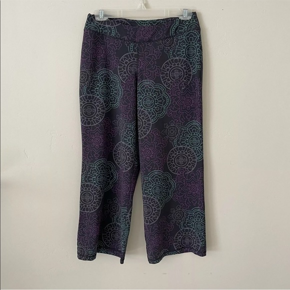 Athleta cropped wide leg yoga pants mandala pattern - Picture 2 of 12